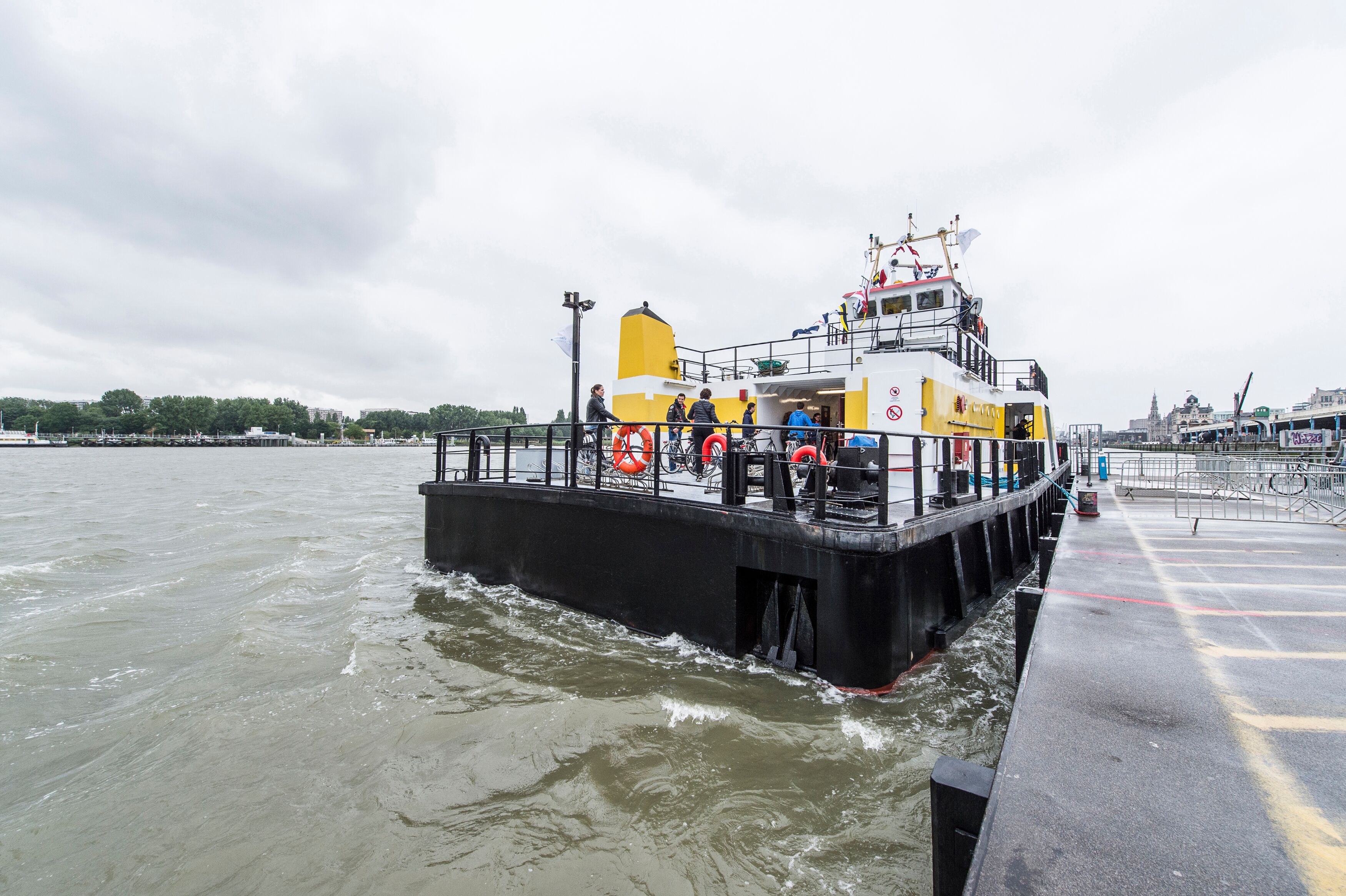 foto van de veerboot die tussen linker - en rechteroever vaart 